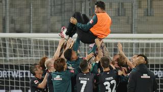 La emotiva despedida de los jugadores del Werder Bremen a Claudio Pizarro luego de salvar el descenso | FOTOS