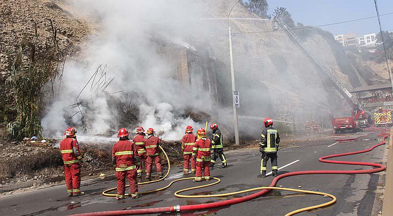 Barranco: Incendio en acantilado de la Costa Verde causa pánico en vecinos [VIDEO] 