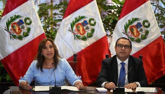 La presidenta de Perú, Dina Boluarte habla junto al primer ministro Alberto Otárola durante una conferencia de prensa. (Foto por ERNESTO BENAVIDES / AFP)