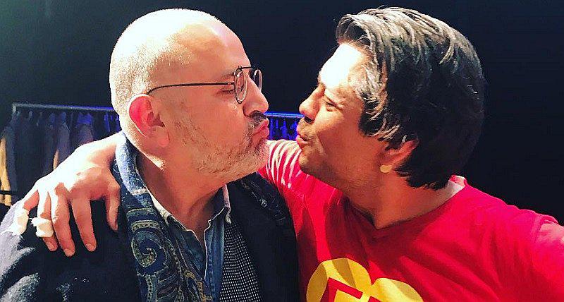 ​Beto Ortiz y Pietro Sibille se besan y protestan contra los homofóbicos (FOTO)