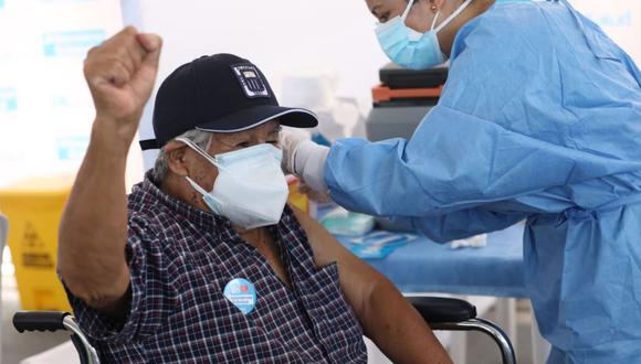 Los mayores de 80, 70 y 60 años serán inmunizados contra el COVID-19 a más tardar en la tercera semana de julio. Conoce todos los detalles en esta notas (Foto: Andina)