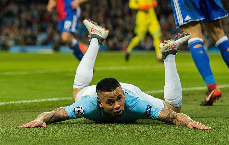 ​El City cae en casa 39 partidos después, pero avanza en la Champions