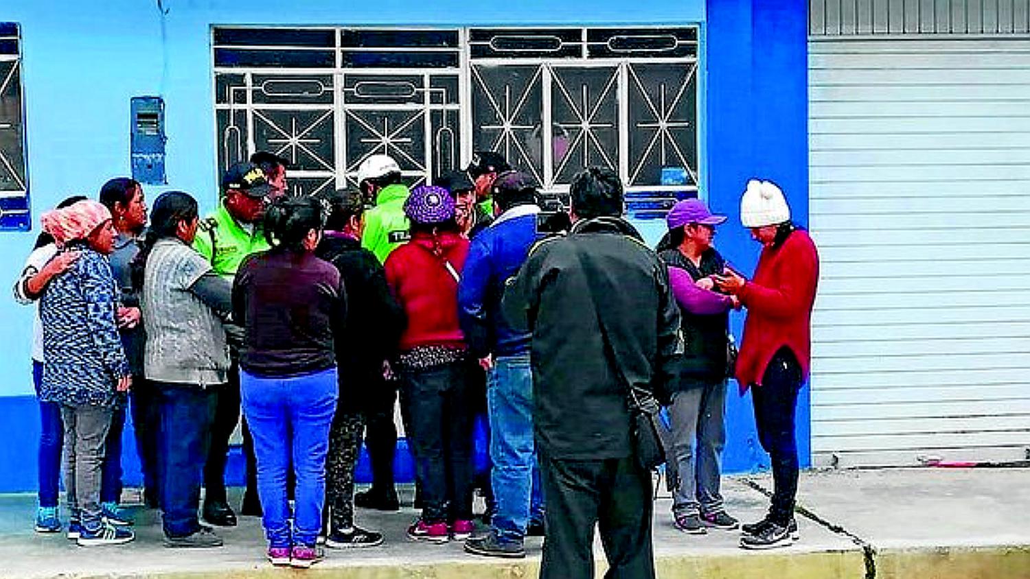 Joven fue a cuidar casa de su tía pero es hallado muerto con macabra inscripción en el pecho