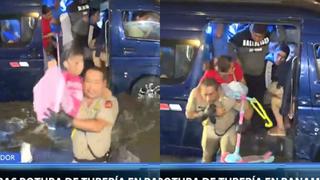 Policías evacuan a niñas de combi que quedó atrapada en aniego en la Panamericana Sur│VIDEO
