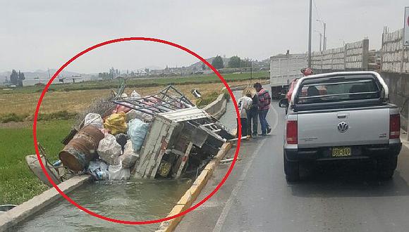 Arequipa: camioneta cae a canal de riego