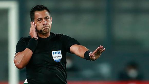 Julio Bascuñán fue cesado de sus labores como árbitro en Chile. (Foto: AFP)