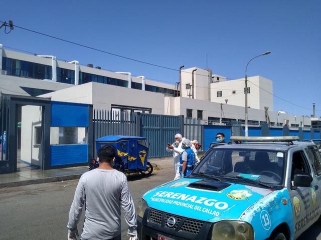 Los vecinos denuncian que las personas llegan y se ubican en los toldos, pero dejan todo tipo de residuos sólidos como mascarillas, guantes, entre otros objetos en las calles. (Foto EsSalud)