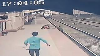 Trabajador salva a niño de morir arrollado por tren en el último segundo