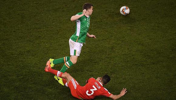 Neil Taylor está "destrozado" tras romperle la pierna a Seamus Coleman