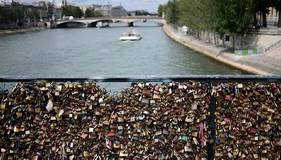 ​París: Enamorados no podrán seguir colgando sus 'candados del amor'