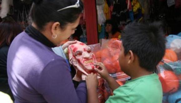 Dulces 'bambas' y máscaras tóxicas invaden Lima por Halloween