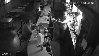 Ingresa armado a un bar para asaltarlo, pero no contó con insólita reacción de un cliente