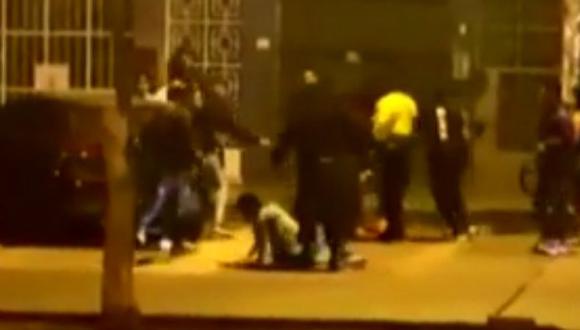 Los jóvenes en estado de ebriedad se agredieron físicamente a su salida de discoteca situada en el Cercado de Lima. (Captura: Latina)