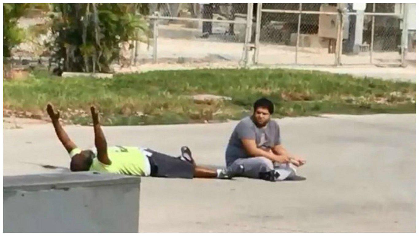 YouTube: Policía dispara a afroamericano cuando ayudaba a un autista [VIDEO]