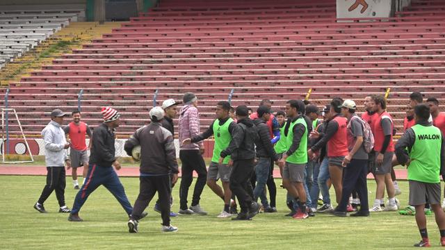 Hinchas de Sport Boys llegaron armados a los entrenamientos de Sport Huancayo para amenazarlos. (Foto: Jhefryn Sedano)