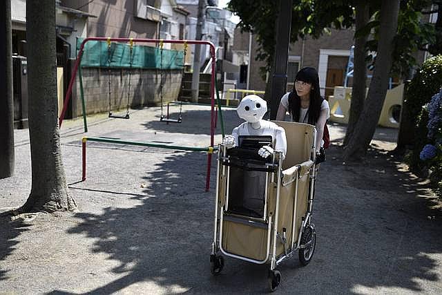 Nipona Tomomi Ota hace una vida con su inseparable robot Pepper 
