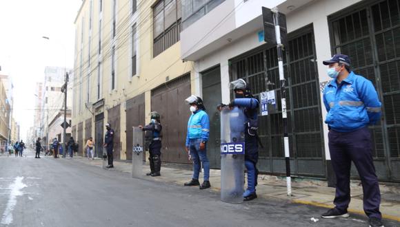 Personal de serenazgo permanece en el lugar para evitar que los informales regresen. (Foto: Municipalidad de Lima)