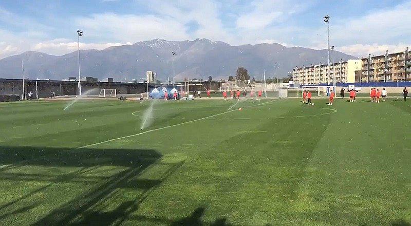​Perú vs. Chile: Aspersores interrumpen último entrenamiento de la blanquirroja [VIDEO]