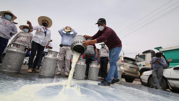 Derrame de leche fue un acto simbólico por todas las pérdidas que vienen sufriendo, según los ganaderos (Foto: GEC)