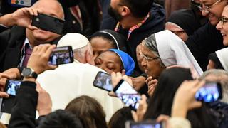 Papa Francisco bromea con monja: “¡No me muerdas!” | VIDEO