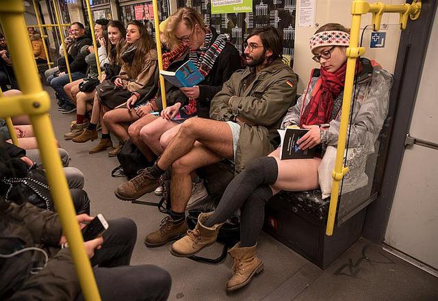 Alemania: Berlineses se calatean y quedan sin pantalones al viajar en el metro (FOTOS)
