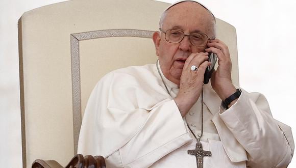 Pope Francis speaks on the phone during the weekly general audience in St. Peter's Square at the Vatican, May 17, 2023. REUTERS/Guglielmo Mangiapane