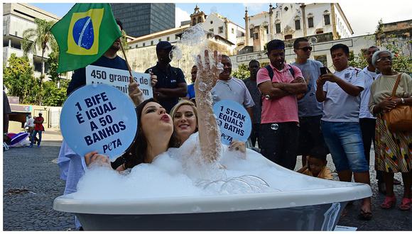 Río 2016: Jóvenes se bañan en plena calle a víspera de los JJ.OO [FOTOS]