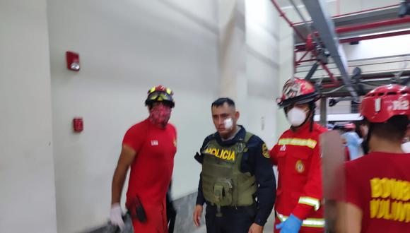 Agente herido es auxiliado por los bomberos. (Foto: GEC)