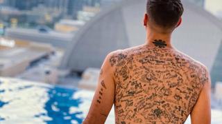 Venezolano con más de 225 firmas de personajes famosos tatuadas en la espalda da la hora