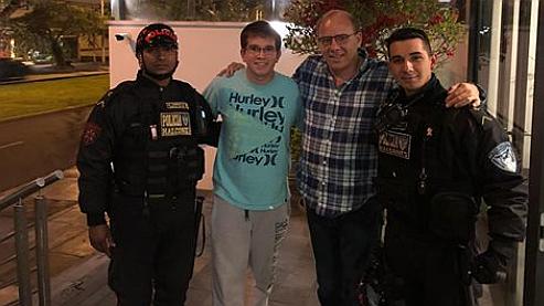 Valerosos policías peruanos sorprenden a ciudadano con honesto acto 