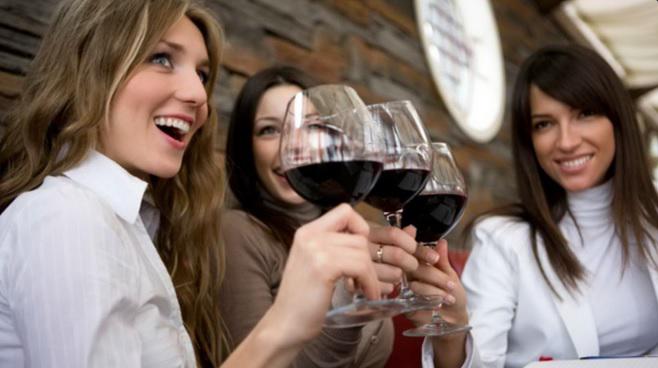 Tomar una copa de vino es la clave para lucir más atractivo 