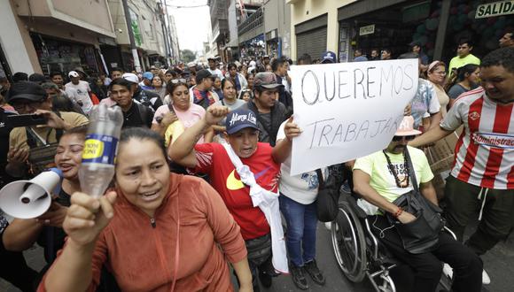 Ambulantes marchan en rechazo de la ordenanza municipal. Foto: Julio Reaño/GEC