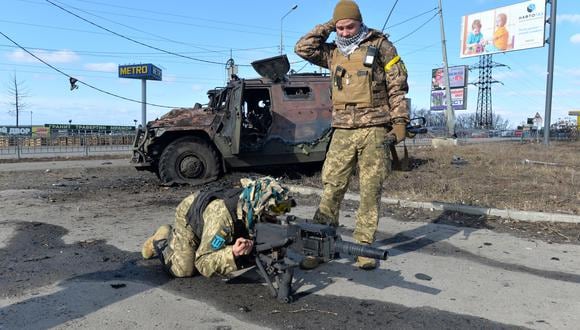 Los combatientes de Defensa Territorial de Ucrania prueban el lanzagranadas automático tomado de un vehículo de movilidad de infantería ruso destruido GAZ Tigr después de la pelea en Kharkiv el 27 de febrero de 2022. (Foto: Sergey BOBOK / AFP)
