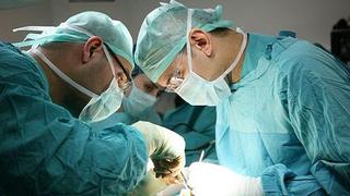 Cirujano confiesa haber marcado hígados de pacientes con sus iniciales