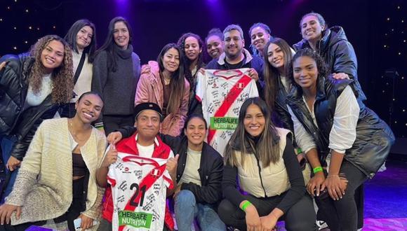 Los comediantes Jorge Luna y Ricardo Mendoza recibieron la visita de las jugadoras de voley en su último show.