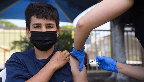 Un adolescente recibe la vacuna contra el COVID-19 en Los Angeles, California. (Foto: Patrick T. FALLON / AFP)