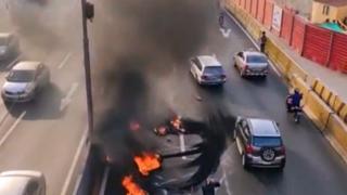 Paro de transportistas: protestantes queman llantas en la vía de Evitamiento en SMP | VIDEO 