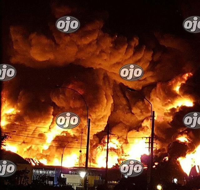 Voraz incendio se registra en almacén de fábrica del Callao y moviliza 40 unidades de bomberos