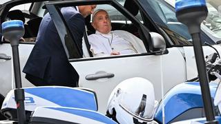 “Todavía estoy vivo”, dijo sonriendo el Papa al salir del hospital donde estuvo internado por una bronquitis infecciosa