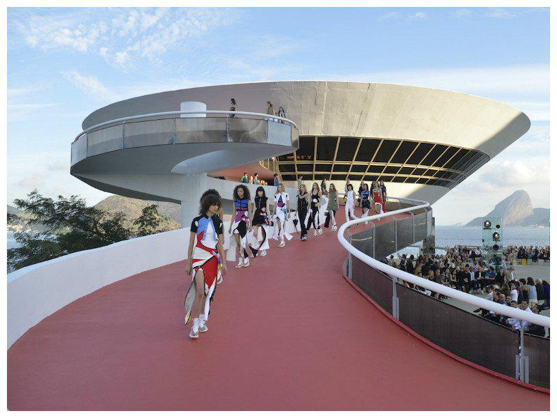¡Río de Janeiro está de moda! ¡Louis Vuitton Colección Crucero 2017! [FOTOS]