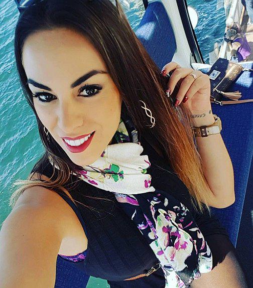 Modelo Aída Martínez lució escultural figura abordo de una motocicleta