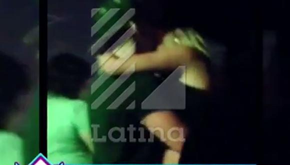 Mario Hart besa a rubia que no es Alejandra Baigorria  