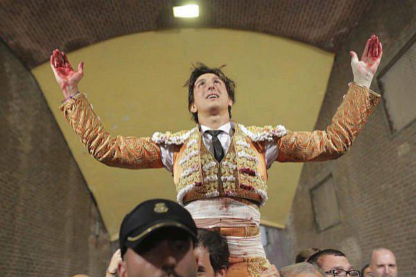 ​Torero peruano Andrés Roca Rey es cogido, le cosen herida de 8 cm y triunfa