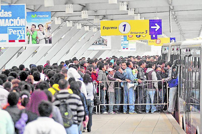 Colapsa estación del Metropolitano 