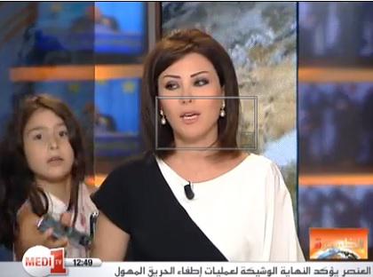 Conductora de noticiero es interrumpida por su hija en vivo [VIDEO]