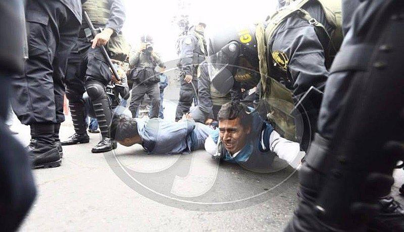 Huelga de maestros: detienen a dos profesores que protestan en Plaza San Martín (FOTOS)
