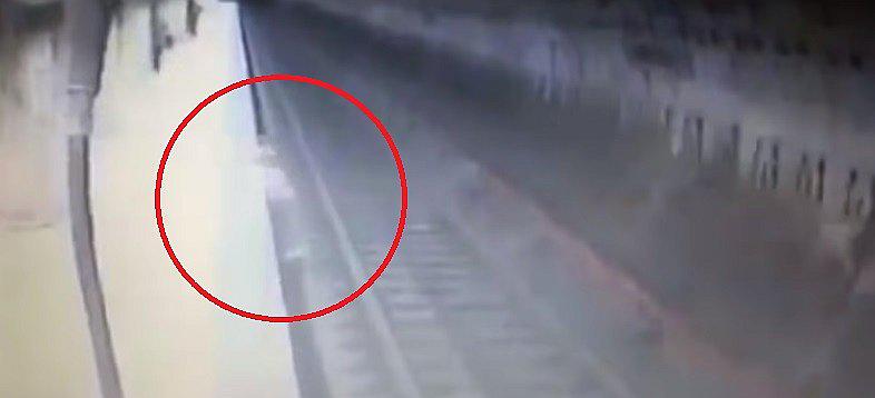 Mujer es empujada a las vías del metro y ¡encuentra terrible muerte!