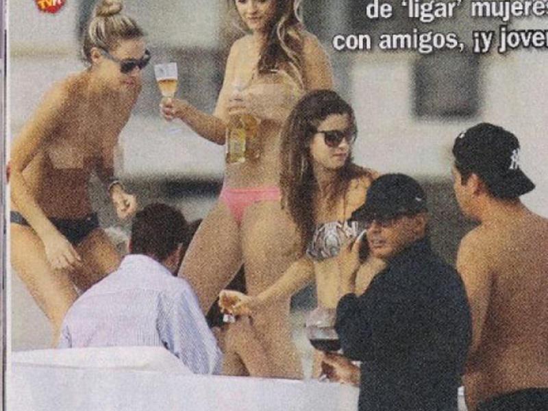 Luis Miguel se divierte de lo lindo con chicas en topless