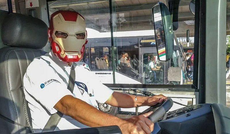 Chofer de bus, fanático de "Avengers: Endgame", se luce con la máscara de ‘Iron Man’