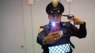 ​Policía se hace el gracioso en selfie y lo suspenden  
